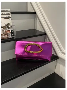 Stijlvolle metalen envelop clutch tas voor dames met opvallend gouden C-gesp detail.