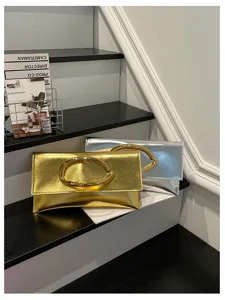 Metalictouch envelope clutch detail, elegante C-vormige metalen handgreep, modeaccessoire.