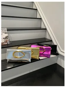 Metalen enveloppe clutch tas met unieke goudkleurige C-sluiting in diverse mooie kleuren.