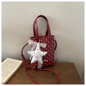 Bolso de mano rojo de lunares elegante para mujer, con lindo colgante de estrella y correa.