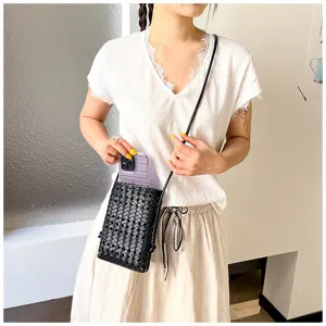 Mini sac bandoulière tissé d'été pour téléphone, sac de plage en cuir souple pour femmes.