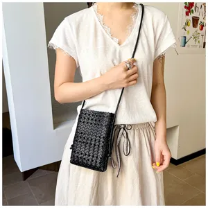 Sac bandoulière mini tissé d'été pour femmes, sac de téléphone décontracté en cuir souple.