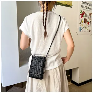 Petit sac bandoulière tissé noir pour femme, sacoche de téléphone souple et chic.