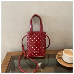 Bolso de mano rojo con lunares para mujer, elegante bolso cruzado de cuero con correa trenzada.
