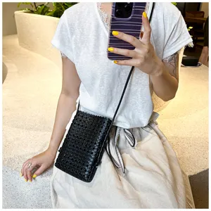 Petit sac bandoulière téléphone en cuir tressé noir, pochette élégante et compacte pour femme.
