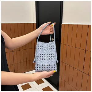 Mini sac seau en cuir tissé bleu clair vue de détail, sac bandoulière mode décontracté.