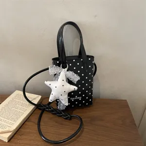 Mini bolso tote de lunares en blanco y negro con colgante de estrella, bolso bandolera elegante.