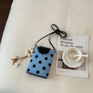 Sac bandoulière à pois bleus avec pendentif fleur, mini sac chic pour vacances d'été.