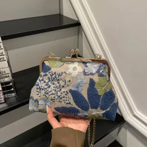 Elegante borsa da sera ricamata con fiori, chiusura a scatto e tracolla a catena.