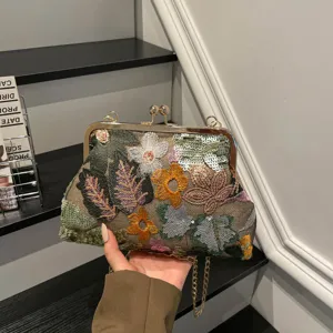 Elegante borsa da sera ricamata con paillettes, chiusura dorata e catena per donna.