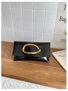 Elegante zwarte envelop clutch tas voor dames met metalen C-gesp chique ontwerp handtas.