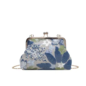Borsa da sera ricamata in stile cinese con paillettes, chiusura a bacio e catena dorata.