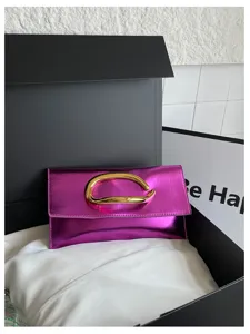 Minimalistische metallen enveloppe clutch voor dames met chique C-gesp en stijlvol ontwerp.