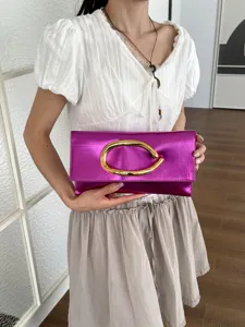 Metalen enveloppe clutch voor dames met chique C-vormige gesp, elegant en veelzijdig ontwerp.