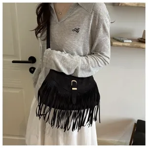 Retro suede fringe shoulder bag for women, featuring a wide adjustable strap and vintage style.