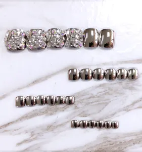 Nep teennagels met glanzende strasssteentjes en spiegelende metalen afwerking verwijderbaar.
