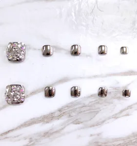 Gedetailleerd close-upoverzicht van strass- en metalen teennagelpress-on-tips voor modieuze stijlen.