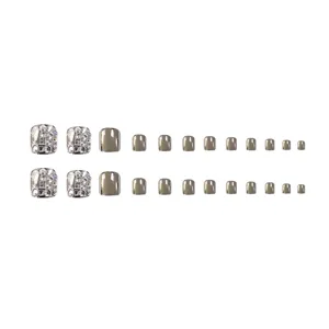 Drukkende teen-nagels met sprankelende strass-steentjes en zilveren metallic
