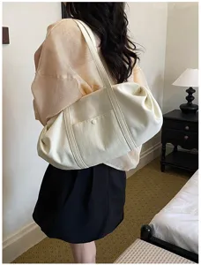 Minimalist large capacity shoulder bag summer lightweight commuting solid color casual tote bag.