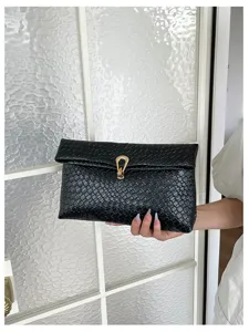 Gedetailleerd overzicht van zwarte geweven envelop clutch voor dames met gouden metalen sluiting.