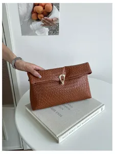 Bruine geweven clutch voor dames, minimalistische handtas met metalen gesp, stijlvolle tas.