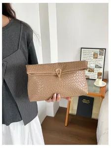 Geweven enveloppe tas voor dames, minimalistische metalen gesp, stijlvol modeontwerp.