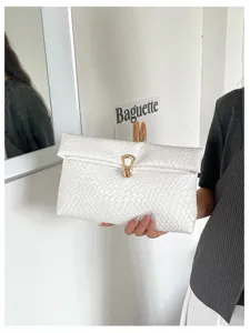 Wit geweven enveloppe clutch tas voor vrouwen elegante goud metalen slot handtas mode design