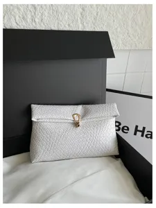 Witte geweven textuur envelop clutch tas met een gouden metalen gesp elegante handtas