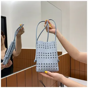 Vue détaillée du sac bandoulière en cuir tressé bleu clair, mini sac à main d'été.