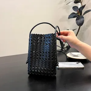 Petit sac bandoulière tissé noir pour femme, sac de téléphone ajouré élégant et chic.