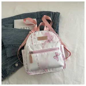 Λεπτομερής όψη του casual mini σακιδίου πλάτης με τύπωμα πεταλουδας κινεζικού στιλ.