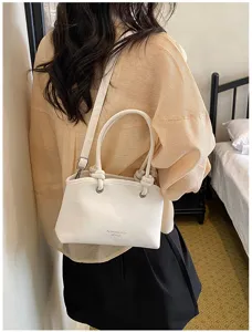Detailaufnahme der eleganten einfarbigen Damen Umhängetasche mit schickem Knotengriff.