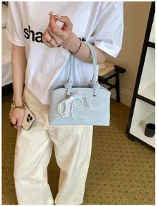 Hellblaue elegante Damen Umhängetasche Handtasche mit edlem Perlen-Schleife Anhänger für den Alltag.