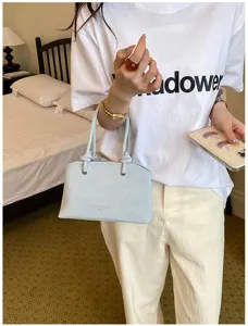 Minimalistische hellblaue Handtasche für Damen, schicke PU-Leder Schultertasche.