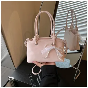 Rosa Umhängetruhe mit elegantem Perlen-Spitzen-Schleifen-Anhänger für Damen stilvoller Look.