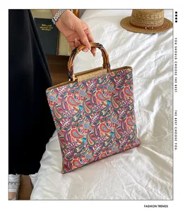 Sac cabas femme tendance avec poignée en bambou et imprimé coloré pour la ville.