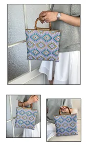 Vue détaillée du sac cabas tissé pour femme avec poignée en bambou et motif géométrique chic.