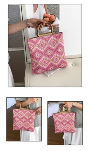 Vue detaillee du sac cabas rose en tissu avec poignee en bambou et texture raffinee.