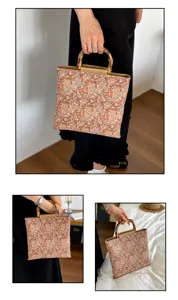 Vue détaillée du sac cabas rétro paisley pour femme avec poignée élégante en bambou.
