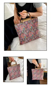 Grand sac cabas style coréen pour femme avec poignée en bambou et imprimé cache-mire coloré.