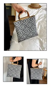 Vue détaillée d'un sac fourre-tout à motif géométrique avec une poignée en bambou.