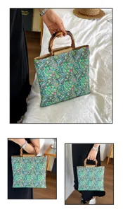 Vue détaillée du sac cabas élégant en tissu avec motif cachemire et poignées naturelles en bambou.