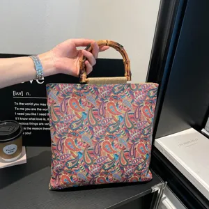Sac cabas fourre-tout vintage coloré en jacquard paisley avec poignée en bambou naturel