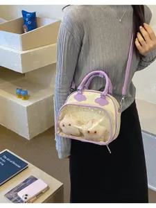 Vue détaillée du sac bandoulière bicolore à fenêtre transparente avec de mignons doudous étoiles.
