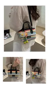 Gedetailleerd overzicht van gekleurde geweven stro crossbody tas met margriet hanger en label.