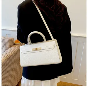 Detailansicht der eleganten weißen Handtasche mit Kroko-Muster, schicke Damentasche.
