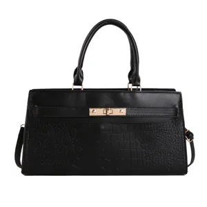 Schwarze Damen Handtasche mit klassischer Krokodilprägung und Metall Drehverschluss.