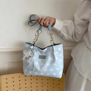 Chique lichtblauwe ster print shopper tas met kettinghandvat en schattige ster hanger dagelijks.