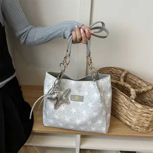 Grijze sterrenprint tote tas met metalen kettingriem en leuke sterhanger voor dagelijks.