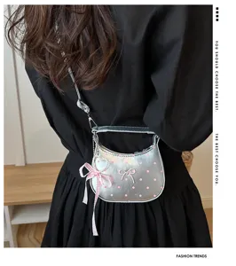 Detalle del bolso cruzado plateado estilo dulce con lunares rosas y un lindo lazo.